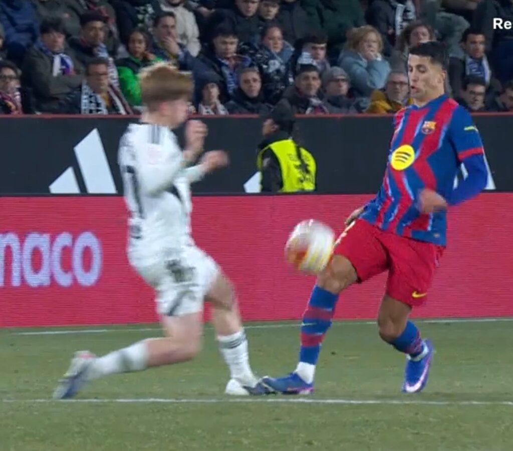 Cancelo nemal dostať druhú žltú kartu