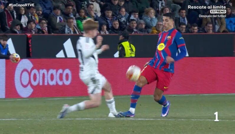 Cancelo nemal dostať druhú žltú kartu