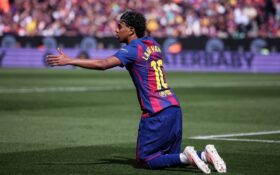 penalta po strele Lamina Yamala s Cissom