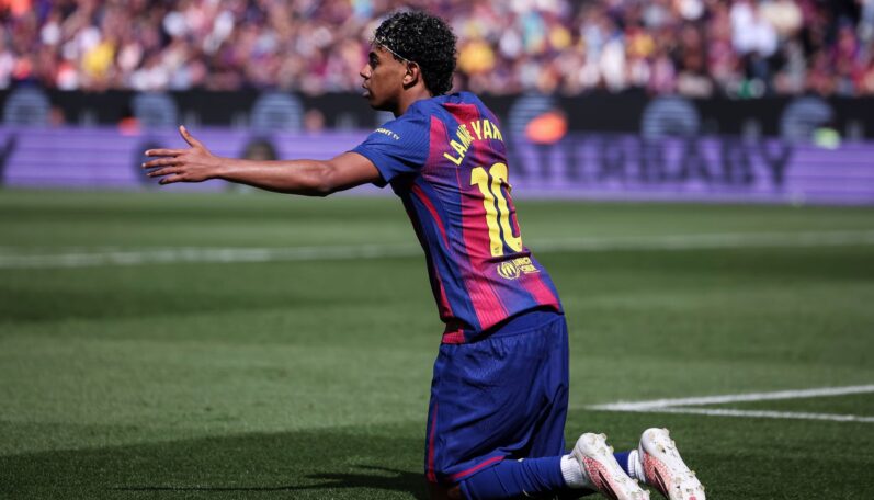 penalta po strele Lamina Yamala s Cissom