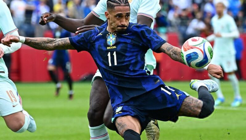 Raphinha musel predčasne opustiť zápas s Francúzskom