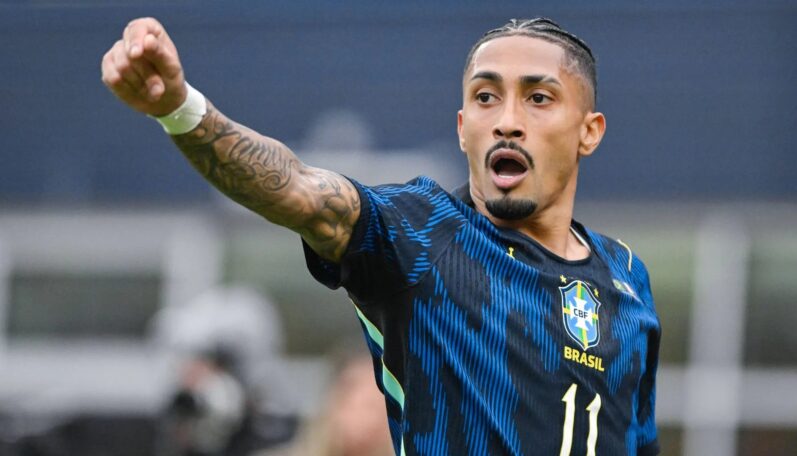 Barcelona oznámila zranenie Raphinhu a dĺžku jeho absencie