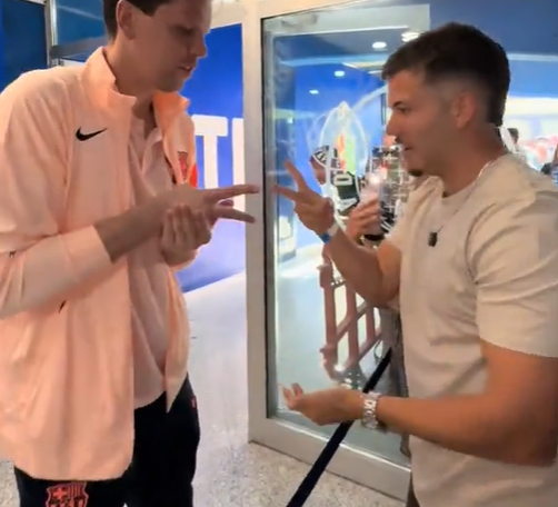 Hráči Barcy hrajú kameň, papier, nožnice s fanúšikom [VIDEO]