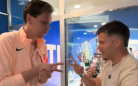 Hráči Barcy hrajú kameň, papier, nožnice s fanúšikom [VIDEO]