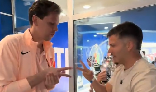 Hráči Barcy hrajú kameň, papier, nožnice s fanúšikom [VIDEO]