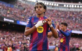 Lamine Yamal v drese Barcelony môže bojovať o zisk Zlatej lopty 2026.