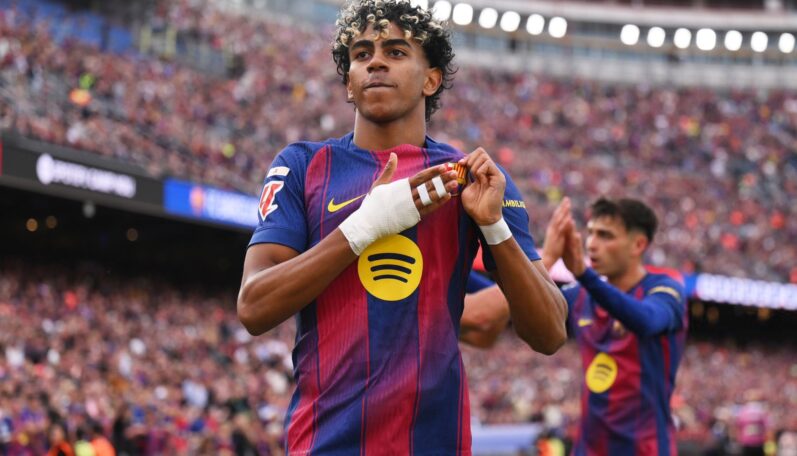 Lamine Yamal v drese Barcelony môže bojovať o zisk Zlatej lopty 2026.