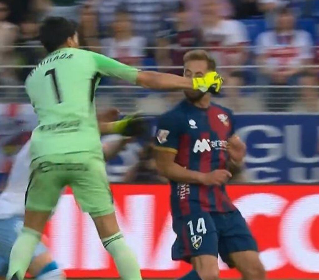 Gólman Realu Zaragoza sa totálne "zbláznil" pomýlil si futbal