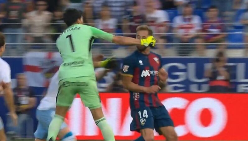 Gólman Realu Zaragoza sa totálne "zbláznil" pomýlil si futbal