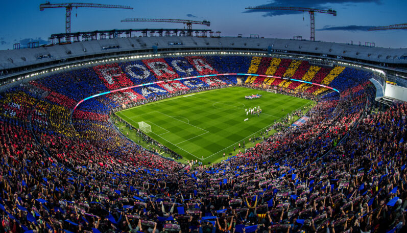 Camp Nou počas El Clasica. Messi oslavuje majstrovský titul Barcelony