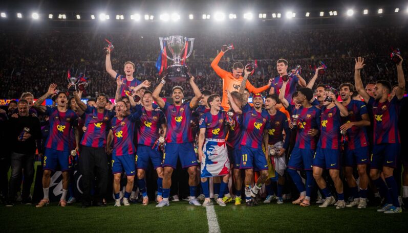 Barcelona ziskala titul majstro LaLigy. Hráči oslavovali titul v uliciach, nechýbal ani Wojciech Szczęsny