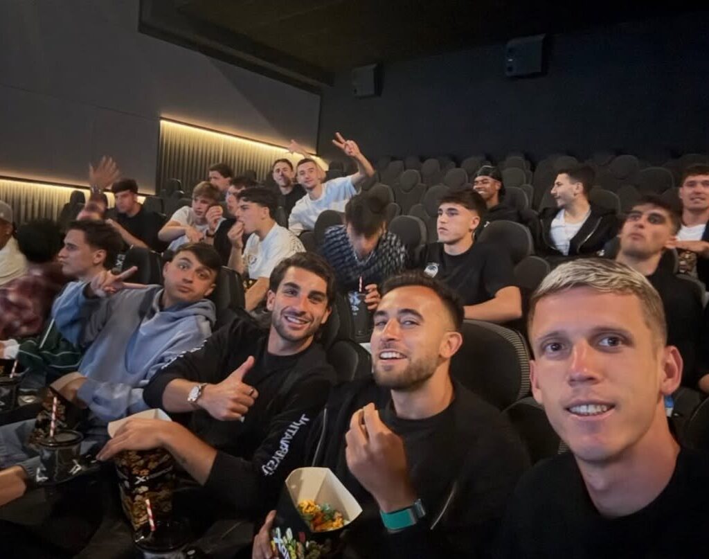 Hráči FC Barcelony mali podľa dostupných informácií netradičný večer – zápas Realu Madrid proti Espanyolu sledovali spoločne v kinosále
