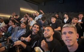 Hráči FC Barcelony mali podľa dostupných informácií netradičný večer – zápas Realu Madrid proti Espanyolu sledovali spoločne v kinosále