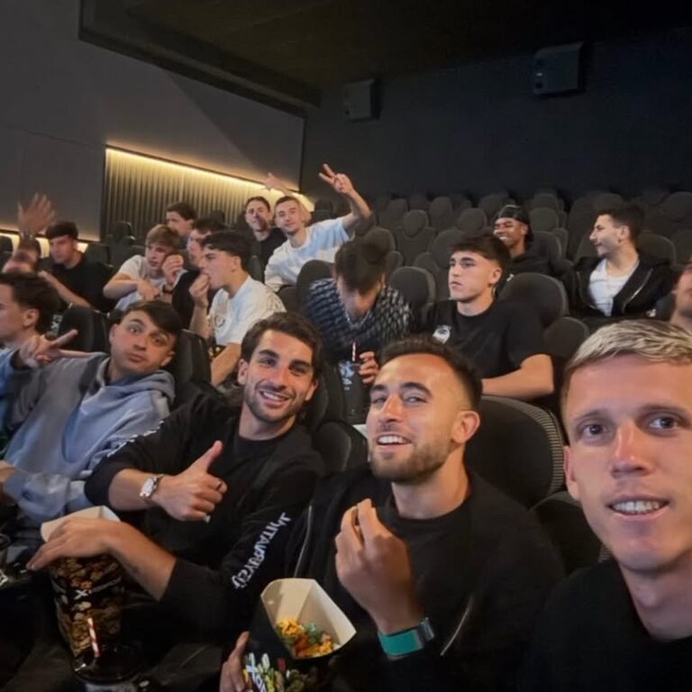 Hráči FC Barcelony mali podľa dostupných informácií netradičný večer – zápas Realu Madrid proti Espanyolu sledovali spoločne v kinosále