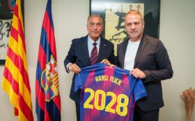 OFICIÁLNE: Hansi Flick predĺžil zmluvu s Barcelonou do roku 2028