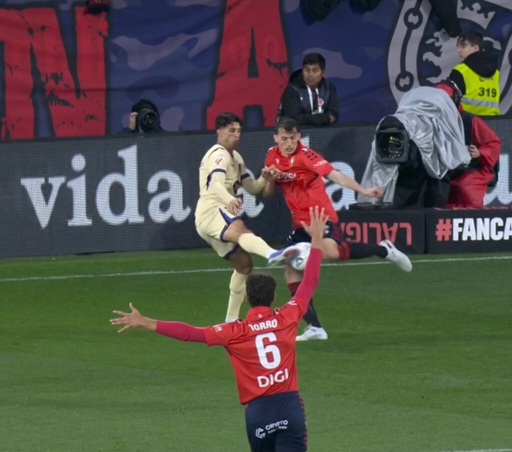 Mala kopať Osasuna penaltu po zákroku Cancela?