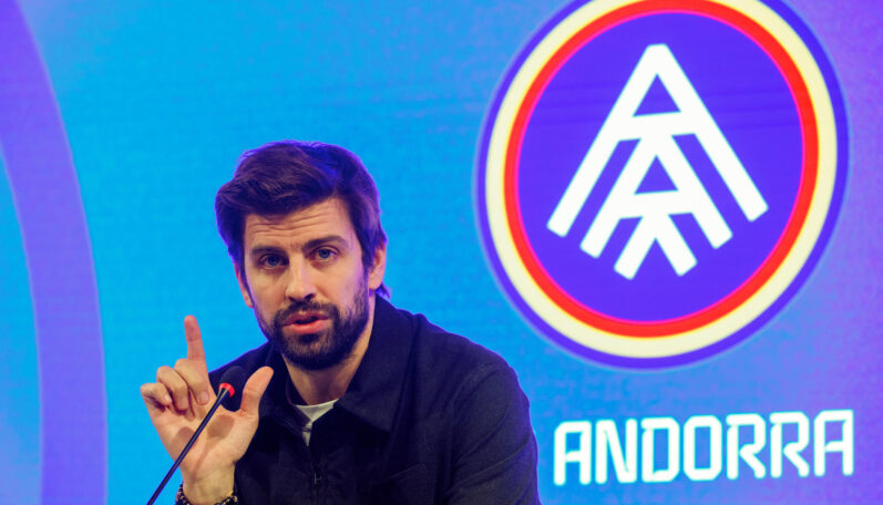 Piqué dostal dvojmesačný dištanc