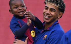 Mladší brat Lamineho Yamala mal vymenovať päť hráčov Barcelony.