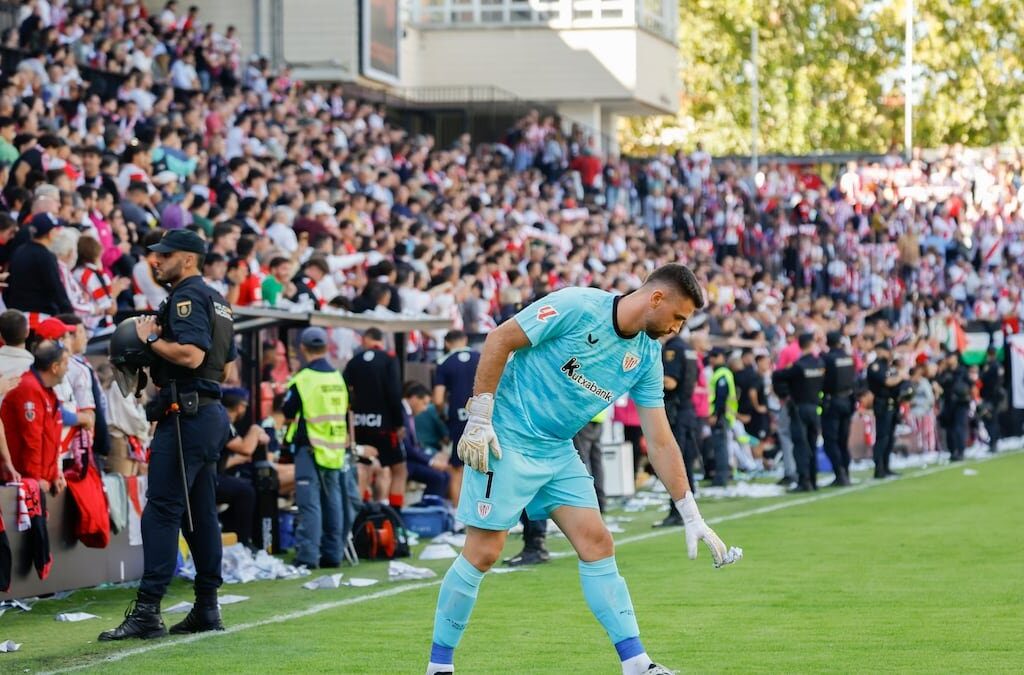 Protest fanúšikov Raya Vallecano vyústil do prerušenia zápasu. Na ihrisko lietali papierové lietadielka aj ďalšie predmety