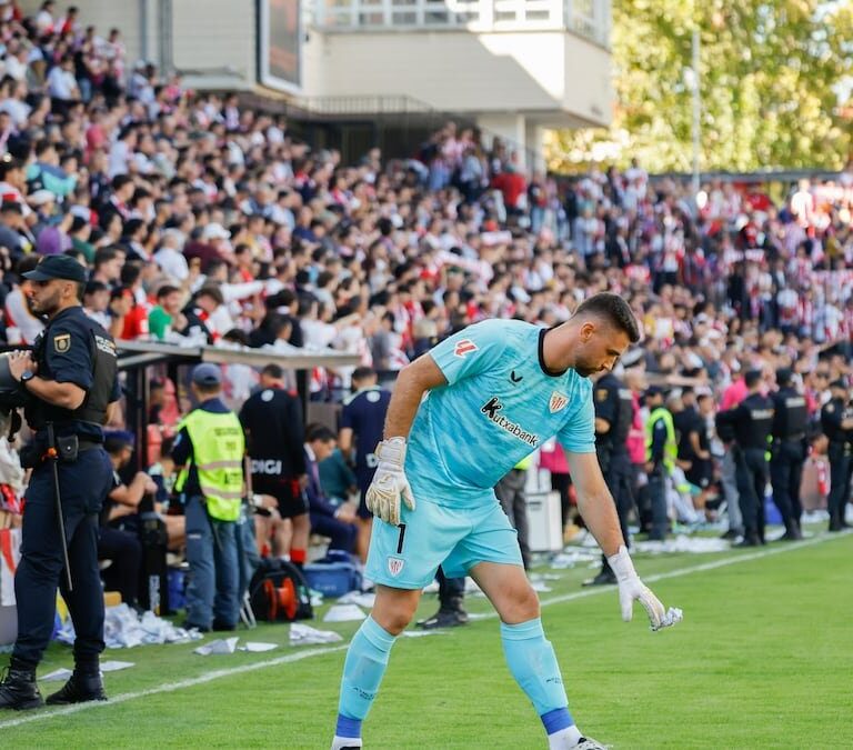 Protest fanúšikov Raya Vallecano vyústil do prerušenia zápasu. Na ihrisko lietali papierové lietadielka aj ďalšie predmety